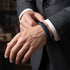 Uniqal SKY Armband am Handgelenk – elegantes schwarz-blaues Herrenarmband für Business, Büro und einen stilvollen Auftritt.