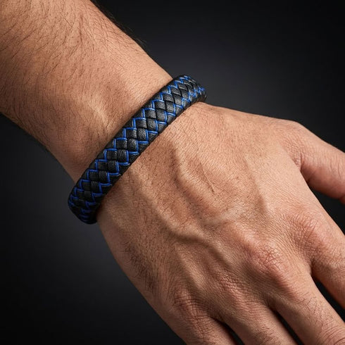 Uniqal SKY Armband am Handgelenk – schwarzes geflochtenes Herrenarmband mit blauen Akzenten für einen sportlichen und modernen Look.