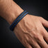 Uniqal SKY Armband am Handgelenk – schwarzes geflochtenes Herrenarmband mit blauen Akzenten für einen sportlichen und modernen Look.