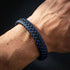 Uniqal SKY Herrenarmband am Handgelenk – stilvolles schwarz-blaues Accessoire für aktive Männer, Unternehmer und IT-Spezialisten.