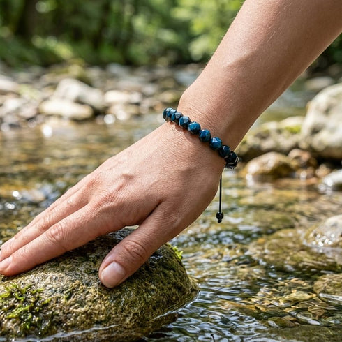 Blaues Tigerauge Edelsteinarmband am Handgelenk im Wasser getragen unisex Schmuckstück mit möglicher Gravur am Verschluss