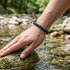 Blaues Tigerauge Edelsteinarmband am Handgelenk im Wasser getragen unisex Schmuckstück mit möglicher Gravur am Verschluss