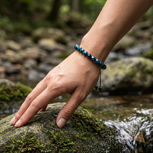Blaues Tigerauge Armband am Handgelenk über Wasser getragen mit ruhiger Ausstrahlung und optionaler Gravur am Verschluss