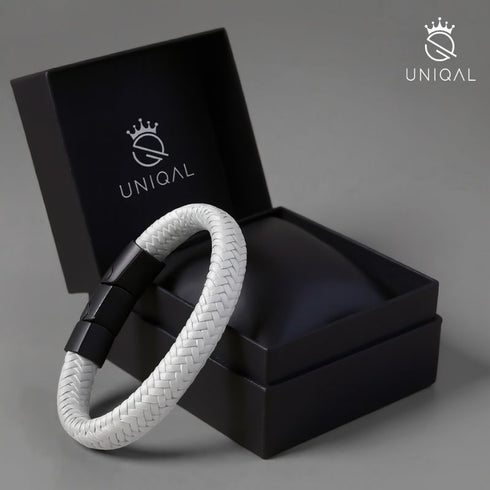 Uniqal Snowflake Armband Weiß – luxuriös präsentiert in schwarzer Box, Echtleder & Gravur möglich.