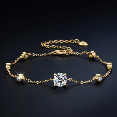 UNIQAL SOLITAIRE ausgewogenes Designerarmband mit zentralem Moissanit Fokus und filigraner Linienführung