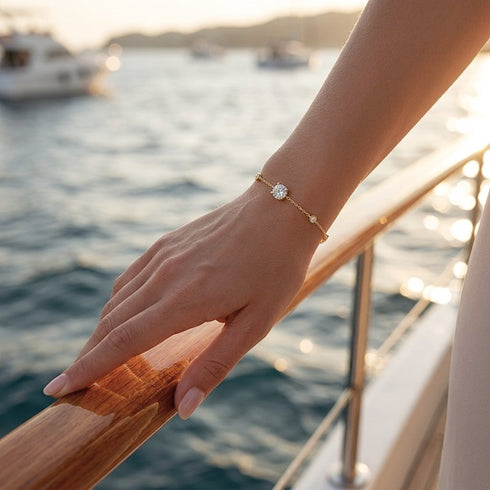 UNIQAL SOLITAIRE Fine Luxury Armband im Coastal Chic Stil mit femininer Ausstrahlung und warmem Glow