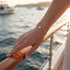 UNIQAL SOLITAIRE Fine Luxury Armband im Coastal Chic Stil mit femininer Ausstrahlung und warmem Glow