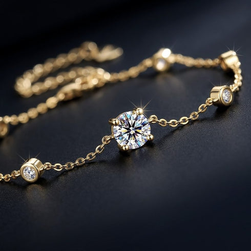 UNIQAL SOLITAIRE Close-up des facettierten Hauptsteins mit intensiver Brillanz und feurigem Lichtspiel