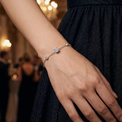 Elegantes Damenarmband mit Solitär Moissanit getragen bei stilvollem Abendanlass, feiner Silberschmuck mit personalisierbarem Anhänger