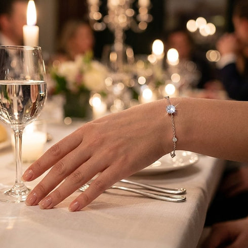Filigranes Moissanit Damenarmband mit strahlendem Solitär getragen bei festlichem Dinner, Sterling Silber Schmuck mit Personalisierung