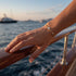 UNIQAL SOLITAIRE eleganter Riviera Armschmuck mit leuchtendem Solitär und maritimer Sommerästhetik