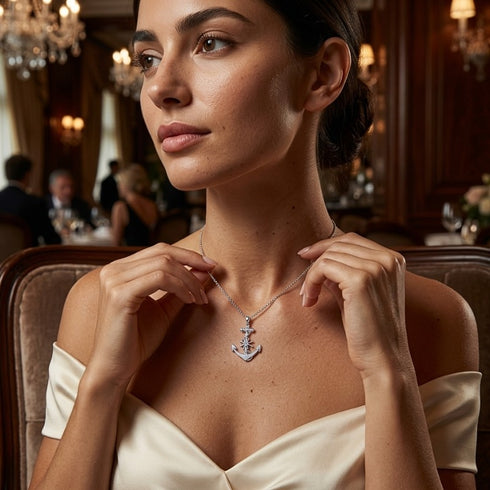 UNIQAL SPERANZA Silber Moissanit Kette getragen als hochwertiger Halsschmuck für elegante Auftritte.