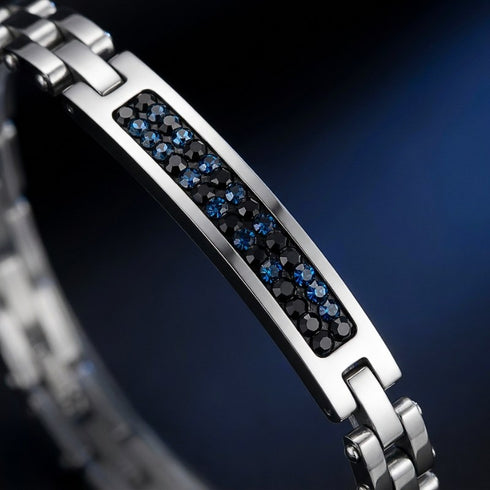 Detailaufnahme des UNIQAL STELLE Armbands mit funkelnden blauen und schwarzen Premium-Zirkonia in hochwertiger Edelstahlfassung