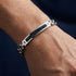 UNIQAL STELLE Unisex Armband getragen am Handgelenk mit schlanker Silhouette und modernem Luxus-Look für Alltag und besondere Anlässe