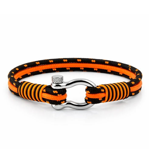 Uniqal SUNSET maritimes Armband aus orange-schwarzem Segeltau mit gravierbarer Schließe in klarer Studioansicht