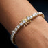 UNIQAL Tennisarmband Gold mit funkelnden Moissanit Steinen als glamouröses Highlight am Handgelenk.