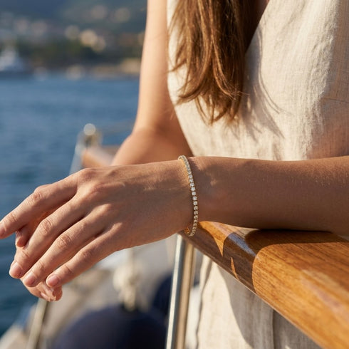UNIQAL Tennisarmband Gold perfekt für Layering, Arm Candy und moderne Schmuckkombinationen.