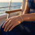 UNIQAL Tennisarmband Gold als luxuriöses Accessoire für Abendmode, besondere Anlässe und feminine Eleganz.