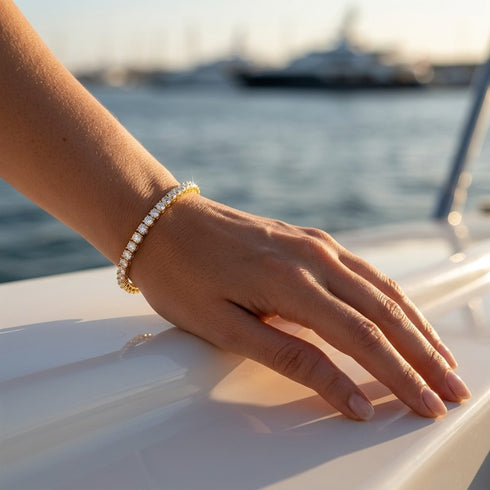 UNIQAL Tennisarmband Gold als exklusiver Armschmuck für Sommer, Meer, Urlaub und stilvolle Outfits.