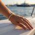 UNIQAL Tennisarmband Gold als exklusiver Armschmuck für Sommer, Meer, Urlaub und stilvolle Outfits.