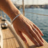 Elegantes Uniqal Moissanit Tennisarmband mit brillantem Funkeln getragen im exklusiven Marina Ambiente