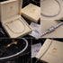 Collage der UNIQAL Tenniskette Moissanit 2 mm mit Geschenkbox, GRA-Zertifikat sowie Detailansichten von Steinen und Verschluss.