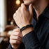 Uniqal TIGER EYE PASSION Herrenarmband am Handgelenk – schwarzes Lederarmband mit Tigerauge-Perlen für einen stilvollen Business-Casual-Look