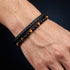 Uniqal TIGER EYE PASSION Herrenarmband am Handgelenk – schwarzes Lederarmband mit Tigerauge-Perlen und glänzenden schwarzen Kugeln