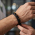Uniqal TIGER EYE PASSION Lederarmband am Handgelenk – schwarzes Flechtarmband mit Tigerauge-Perlen für einen stilvollen Casual-Look