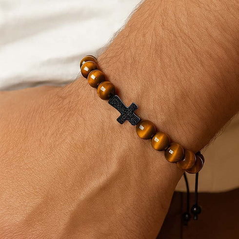 Lifestyle-Foto: Tigerauge Armband am Handgelenk, kombiniert mit modernem Outfit