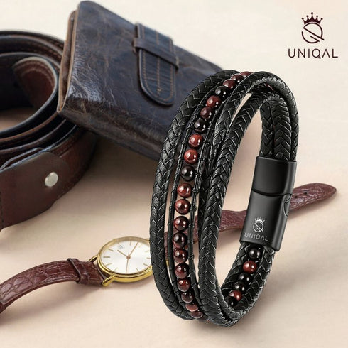 Handgefertigter Uniqal Armreif mit glänzendem Verschluss aus Edelstahl und intensiven roten Perlen für zeitlosen Charme.