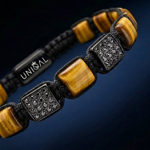 Detailansicht eines hochwertigen Natursteinarmbands mit polierten Tigerauge-Steinplatten