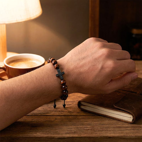 Uniqal zweireihiges Armband mit rotbraunen Naturperlen und schwarzem Kreuz – personalisierbares Metallelement am Verschluss, individueller Unisex-Schmuck