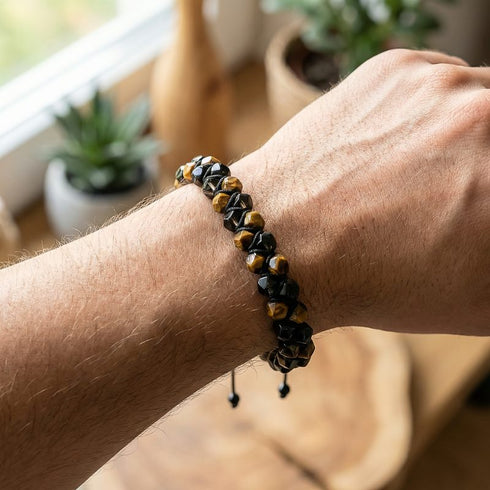 Uniqal Edelsteinarmband mit Tigerauge und schwarzem Turmalin in Bewegung – facettierte Steine, klare Linien