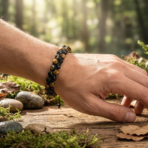 Uniqal Edelsteinarmband aus Tigerauge und schwarzem Turmalin am Handgelenk – natürliche Farben, ruhige Präsenz im Alltag