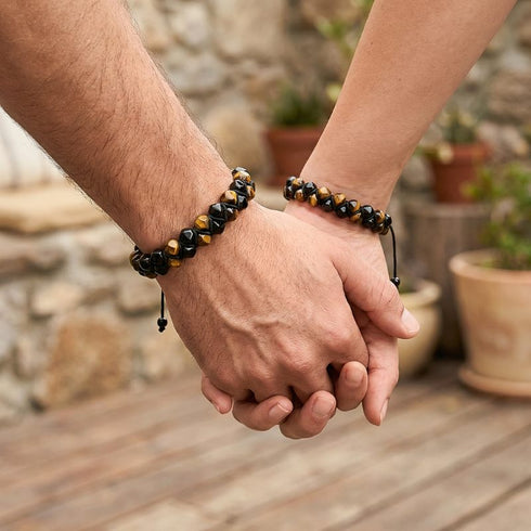 Uniqal Edelsteinarmband Tigerauge & schwarzer Turmalin im Alltag getragen – Unisex Schmuck mit ruhiger Ausstrahlung