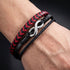 uniqal timeless Armband am Handgelenk mit rot-schwarzem Flechtband, silberfarbenem Unendlichkeitszeichen und schmalem dunklem Flechtband.