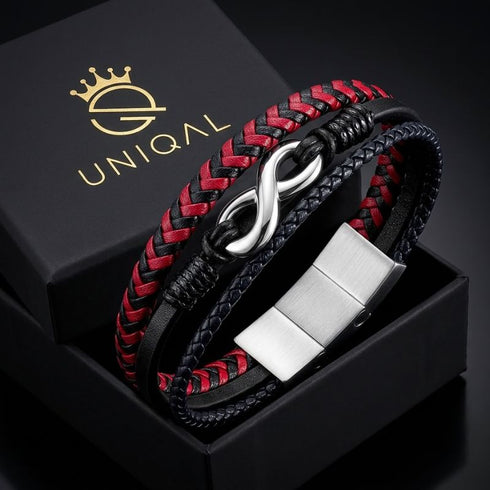 uniqal timeless Armband mit rot-schwarzem Flechtband und silberfarbenem Unendlichkeitszeichen in einer offenen uniqal Geschenkbox.
