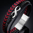 Nahaufnahme des uniqal timeless Armbands mit rot-schwarzen und dunklen Bändern, silberfarbenem Unendlichkeitszeichen und breitem Verschluss.