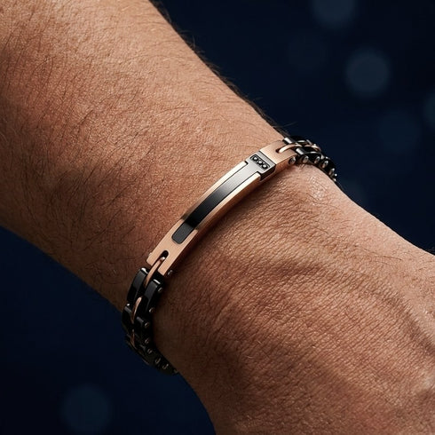 UNIQAL TRECCIA ROSEGOLD BLACK SILBER Armband am Handgelenk getragen, moderne Kombination aus schwarzer Keramik und Roségold für einen eleganten Business-Look mit hochwertiger Ausstrahlung