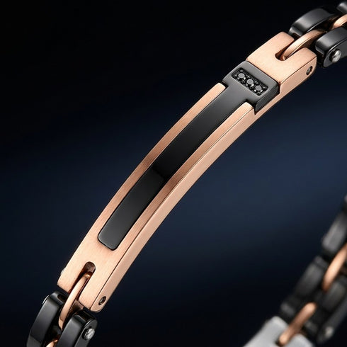 Detailaufnahme des UNIQAL TRECCIA ROSEGOLD BLACK SILBER Armbands mit drei schwarzen Zirkonia-Steinen, roségoldener Mittelplatte und präzise verarbeiteten Schmuckelementen für einen exklusiven Look