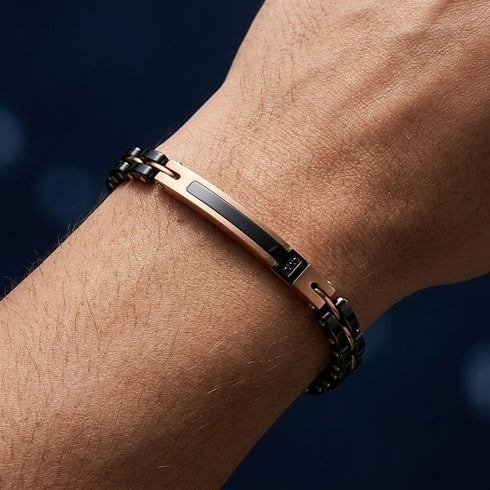 UNIQAL TRECCIA ROSEGOLD BLACK SILBER Schmuckarmband in getragener Ansicht, stilvolle Verbindung von Edelstahl, Keramik und Roségold für moderne Unisex-Outfits mit luxuriösem Charakter