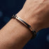 UNIQAL TRECCIA ROSEGOLD BLACK SILBER Schmuckarmband in getragener Ansicht, stilvolle Verbindung von Edelstahl, Keramik und Roségold für moderne Unisex-Outfits mit luxuriösem Charakter