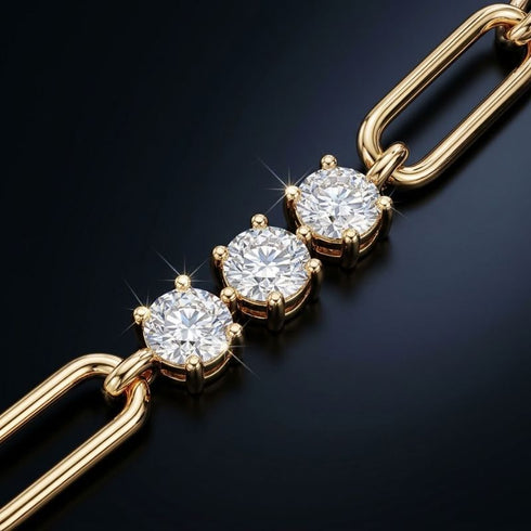 Makroaufnahme des UNIQAL TRIA LINK 14K GOLD Armbands mit drei runden Moissaniten in goldfarbenen Krappenfassungen