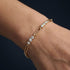 TRIA LINK 14K GOLD Moissanit-Armband von UNIQAL am Handgelenk, mit deutlich sichtbarem Wechsel aus Steingruppen und länglichen Gliedern.