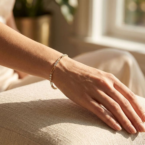 Seitliche Trageansicht des TRIA LINK 14K GOLD Moissanit-Armbands von UNIQAL mit locker fallenden Gliedern unterhalb des Handgelenks