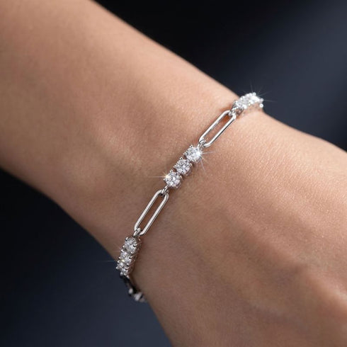 Nahaufnahme des UNIQAL TRIA LINK Moissanit-Armbands am Handgelenk mit sichtbaren Proportionen der Dreiergruppen und Paperclip-Glieder.