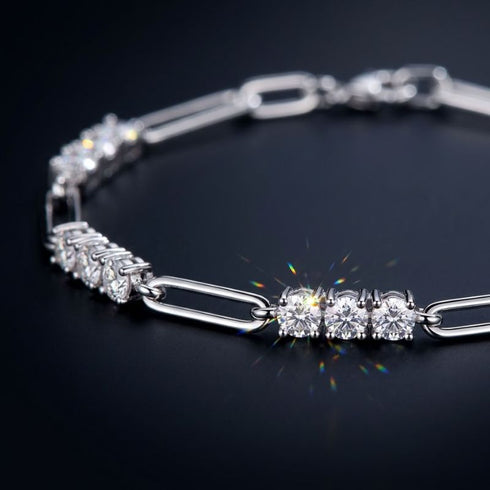 TRIA LINK Moissanit-Armband von UNIQAL in seitlicher Nahaufnahme mit sichtbaren Krappenfassungen und funkelnden Steinflächen.