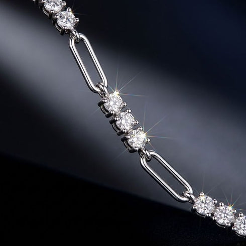 Detail des UNIQAL TRIA LINK Moissanit-Armbands: Drei rund geschliffene Steine verbinden zwei offene, polierte Kettenglieder
