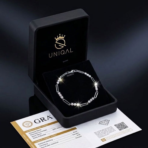 TRIA LINK Moissanit-Armband von UNIQAL kreisförmig auf schwarzem Polster in einem geöffneten Schmucketui präsentiert.
